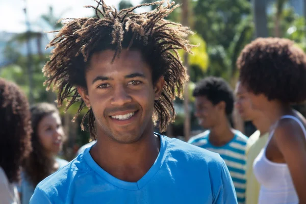 Glad afroamerikanska kille med fantastisk frisyr och vänner ou — Stockfoto
