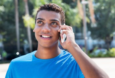 Genç latin Amerika hipster telefon açık kullanma