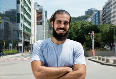 Hipster adam sakal ve çapraz şehir kollarında