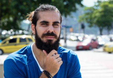 Sakallı şehrin modern hipster adam