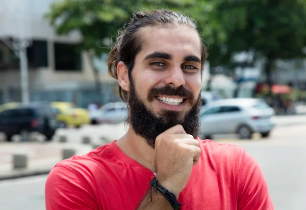 Hipster adam sakallı ve şehrin kırmızı gömlek ile