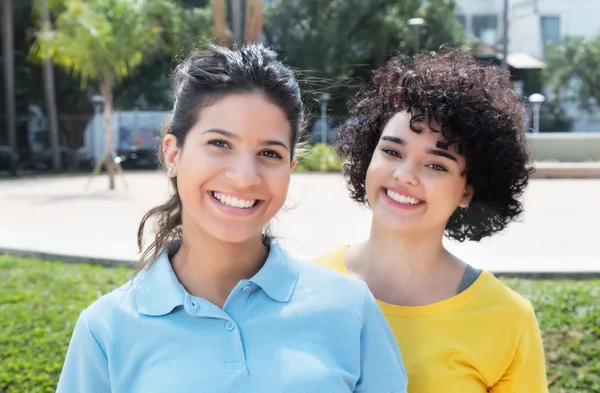 Lachen Kaukasische hipster vrouw met mooie vriendin — Stockfoto