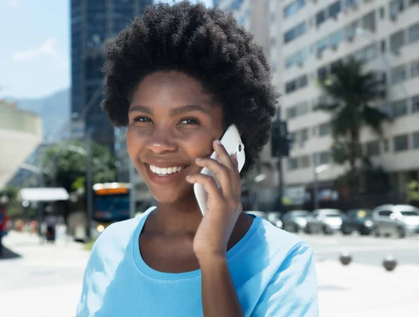 携帯電話で幸せなアフリカ系アメリカ人の女の子 — ストック写真