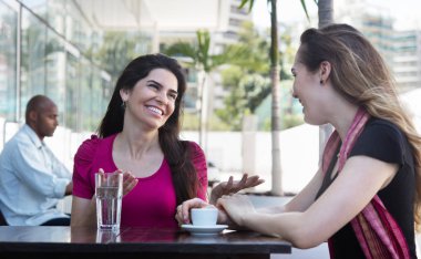 İki güzel beyaz kadın bir restoranda söz