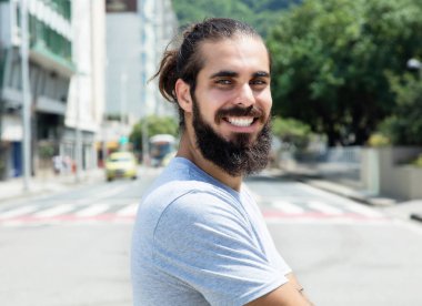 Hipster şehrin gri gömlek ile gülüyor