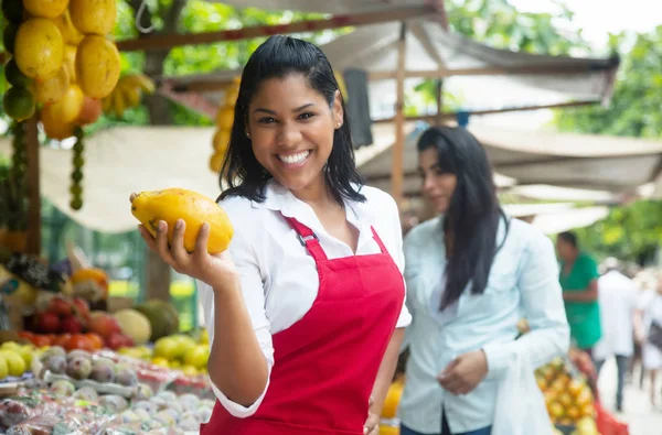 Mexikói elárusítónő a friss gyümölcsöt értékesítő gazdák piacra — Stock Fotó