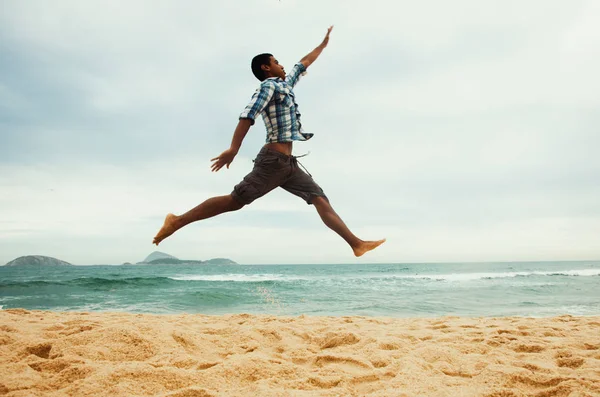 跳拉丁男人在海滩 — 图库照片