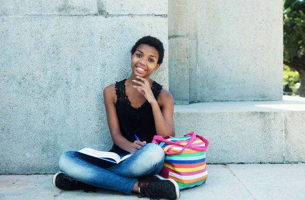 Gelukkig Afrikaanse student meisje — Stockfoto