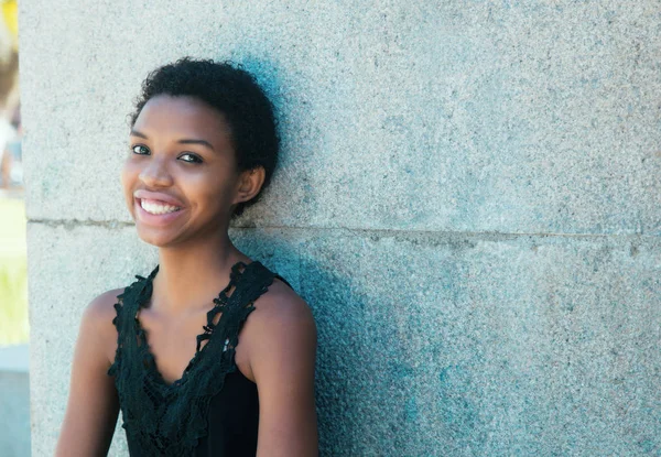 Menina americana africana feliz — Fotografia de Stock