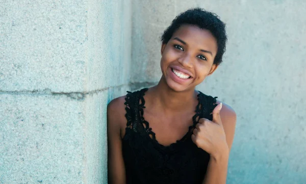 Rindo menina americana africana mostrando polegar — Fotografia de Stock