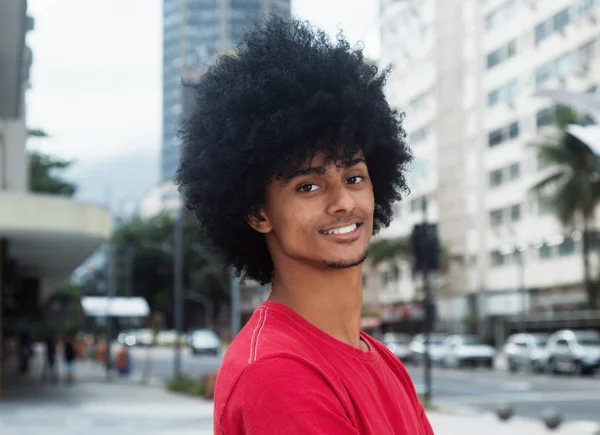 Rindo homem afro-americano com cabelo afro típico — Fotografia de Stock