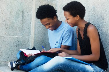 Afrika kökenli Amerikalı öğrenci çift öğrenme