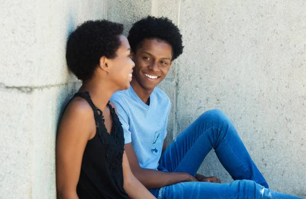 谈室外的非裔美国人夫妇 — 图库照片