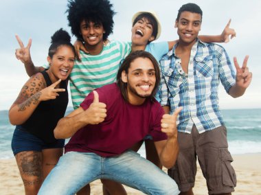 Mutlu çok etnik genç yetişkin insanların plajda grup