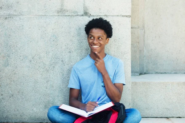 Afrikaanse jonge volwassen mannelijke student — Stockfoto