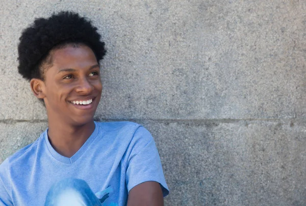 Afrika genç yetişkin adam yana doğru kopya alanı ile seyir