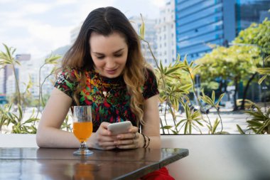 Güzel esmer kadın restoranda mesajlaşma