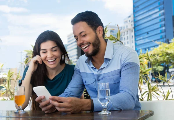 Aşk çift telefon restoranda bakarak