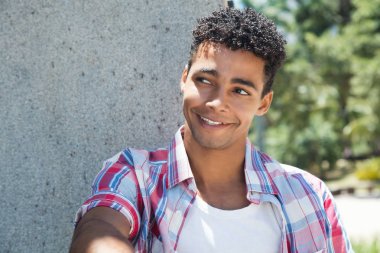 Park yana doğru bakarak mutlu latin genç yetişkin