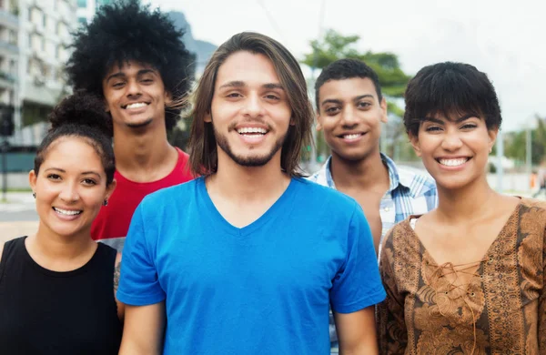 Groep van gelukkige stedelijke jonge volwassen mensen in de stad — Stockfoto