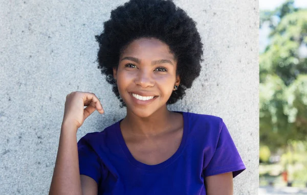 Riendo mujer afroamericana en una camisa morada — Foto de Stock