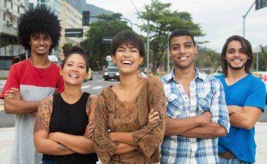 Grup hipster genç yetişkin çapraz kolları olan