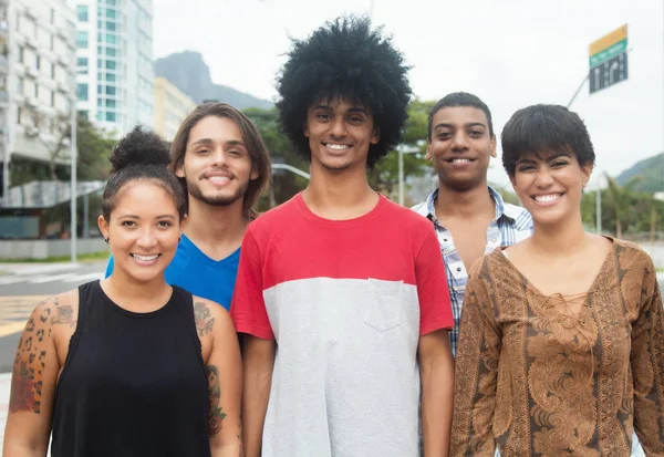 Grupo de jóvenes hipsters internacionales en la ciudad — Foto de Stock