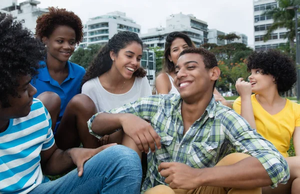 Rindo grupo multiétnico de jovens adultos ao ar livre na cidade — Fotografia de Stock