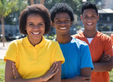 Grup üç Afrikalı-Amerikalı genç yetişkin çapraz kolları olan