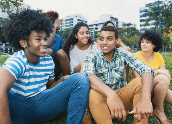 Ευτυχισμένη πολυεθνική ομάδα νεαρών ενηλίκων εξωτερική στην πόλη — Φωτογραφία Αρχείου