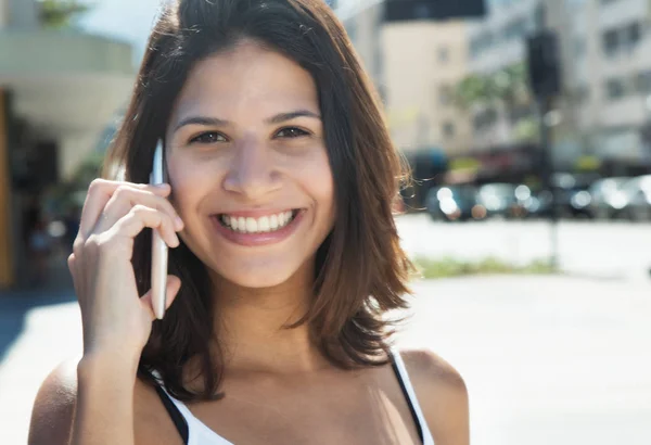 Lächelnde Kaukasierin am Telefon in der Stadt — Stockfoto