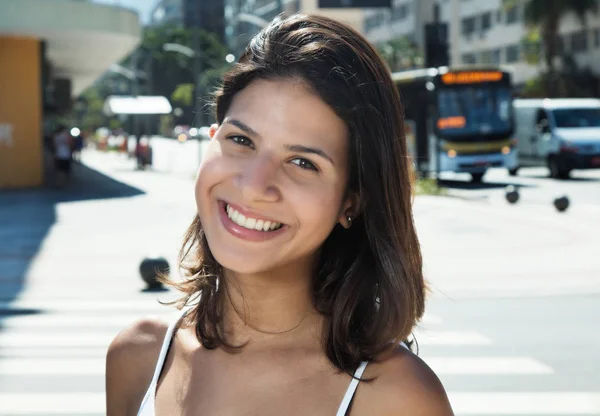 Усміхнена біла жінка в місті влітку — стокове фото
