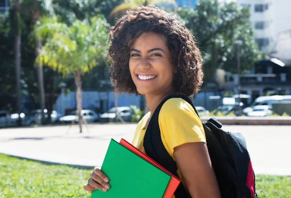 Vackra unga latin kvinnlig student gångavstånd till universitetet — Stockfoto