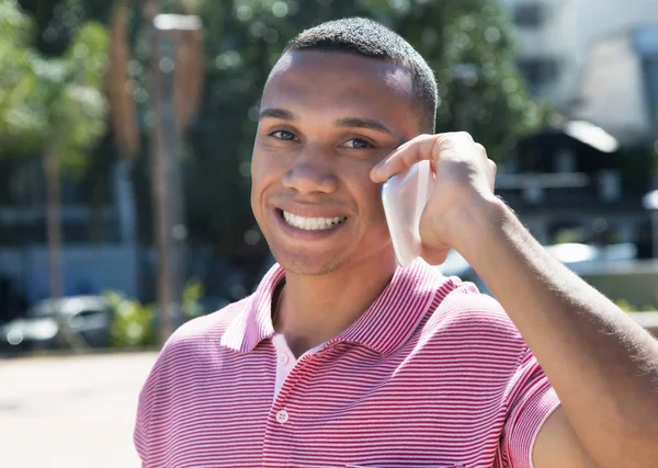 Guapo joven mexicano hablando por teléfono — Foto de Stock