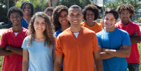 Grote groep permanent jonge man en vrouw — Stockfoto