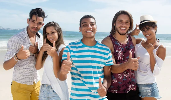 Grupo legal de homens e mulheres multiétnicos na praia — Fotografia de Stock