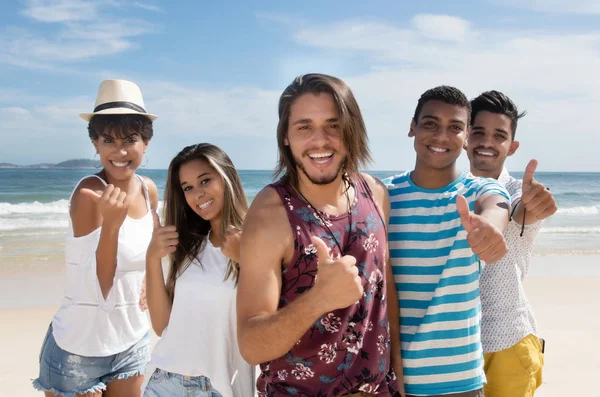 Felice gruppo di uomini e donne multietnici in spiaggia — Foto Stock