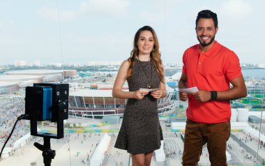 Beyaz kadın sunum ve latin adam tv stüdyosunda