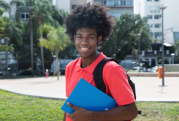 Unga afrikanska manlig student tittar på kameran — Stockfoto