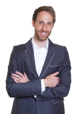 Koyu takım elbise ve çapraz kolları ile Alman işadamı