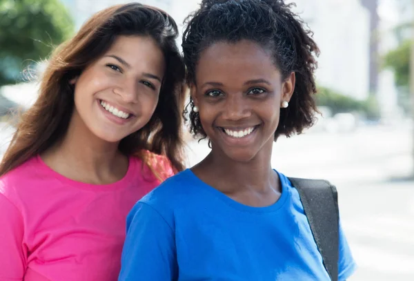 Rire brésilien fille avec caucasien femme — Photo