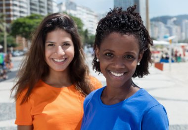 Beyaz kız arkadaşı ile neşeli Afrikalı-Amerikalı kadın