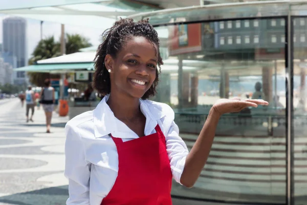 Alegre camarera afroamericana frente al restaurante — Foto de Stock