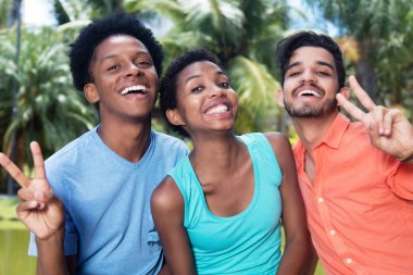 Afrikalı-Amerikalı ve latin erkek ve kadın tezahürat grup