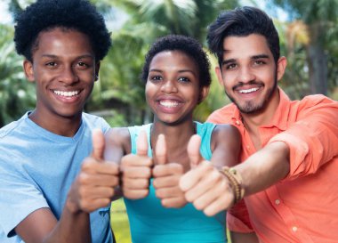 Afrikalı-Amerikalı ve latin erkek ve kadın showi gülen grubu