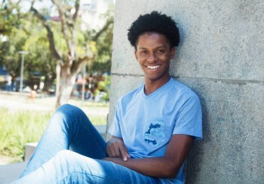 Afrika genç yetişkin rahatlatıcı açık gülüyor