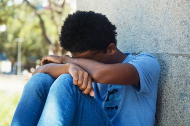 Üzgün ve yoksul Afrika genç yetişkin açık havada