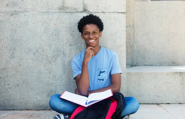 Afrikaanse jonge volwassen mannelijke student lachen — Stockfoto