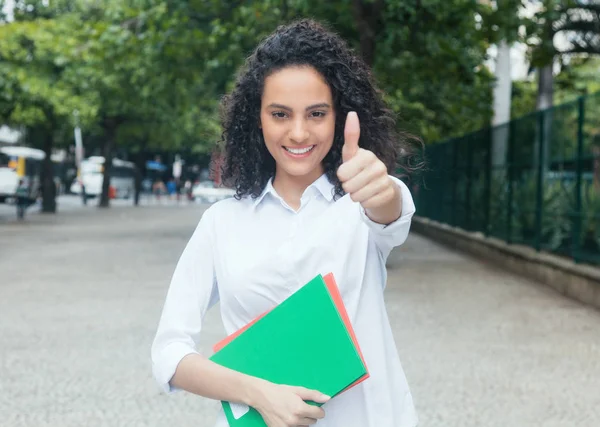 Latijnse vrouwelijke student met krullend haar en wit overhemd met do — Stockfoto