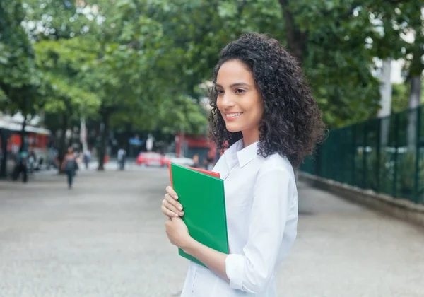 Schattig Latijns-vrouwelijke student met krullend haar en wit overhemd — Stockfoto